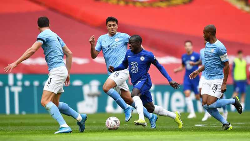 Gelandang Chelsea, N&rsquo;kolo Kante, dikepung tiga pemain Manchester City di semifinal Piala FA 2021. (TWITTER CHELSEA)